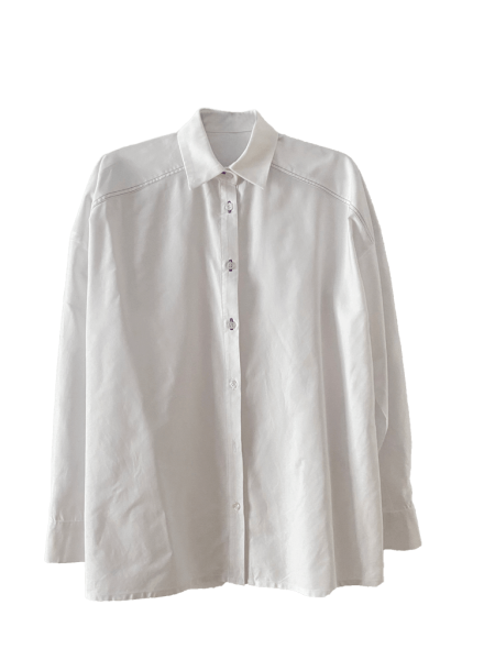 Camisa blanca confeccionada por Deleite Wear a partir de textil reutilizado
