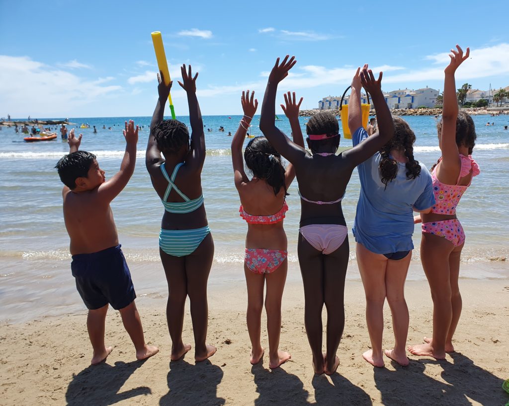 Niñas del Hogar de Nuestra Señora de los Desamparados durante las vacaciones en la playa del verano de 2023